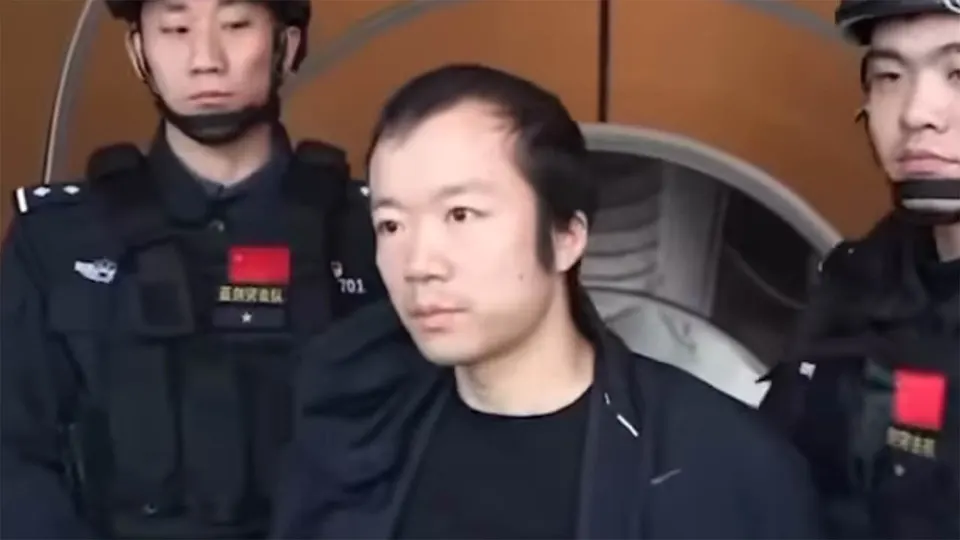 Chen Zhi escorted by police officers