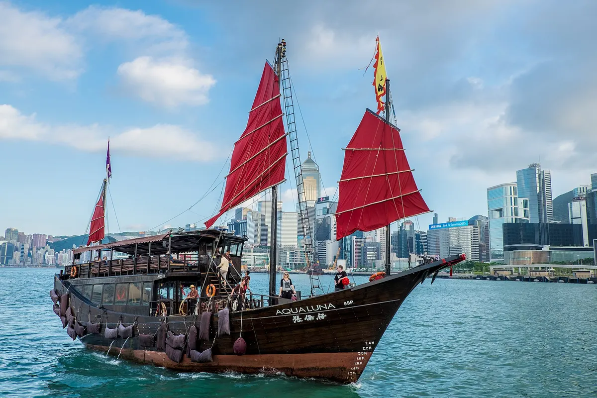 The HK SFC extended a worldwide freeze against Lo Kai Bong and the cross-border enforcement muscle showed